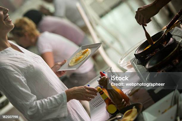 Pequenoalmoço - Fotografias de stock e mais imagens de 30-39 Anos - 30-39 Anos, Adulto, Adulto de idade mediana