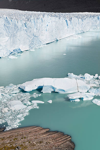 glaciar perito moreno national park, patagonia en argentina - patagonia ice shelf vertical argentina fotografías e imágenes de stock