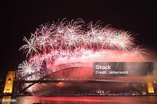 Photo libre de droit de Pont Harbour Bridge De Sydney Feux Dartifice Du Nouvel An banque d'images et plus d'images libres de droit de Feu d'artifice