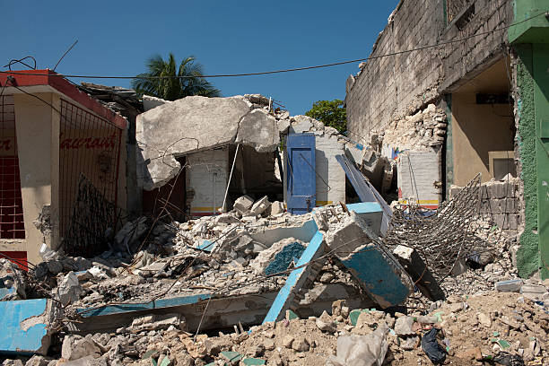 Destroyed houses after earthquake "Center of Port au Prince after the earthquake in 2010.See other photos of Haiti, february 2010:" schutt stock pictures, royalty-free photos & images