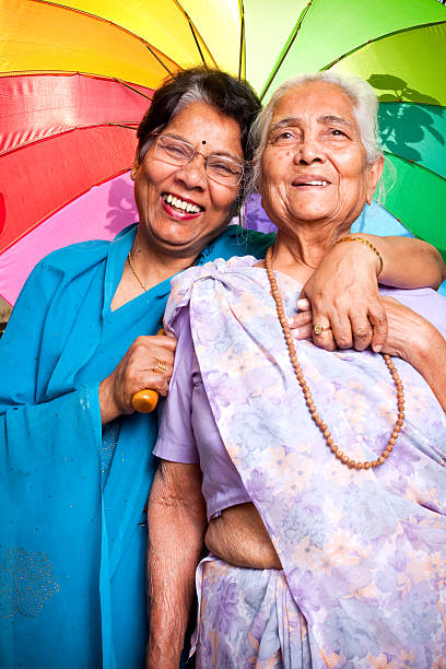 alegre mulher sênior e filha indiana - indian culture family senior adult asian ethnicity - fotografias e filmes do acervo