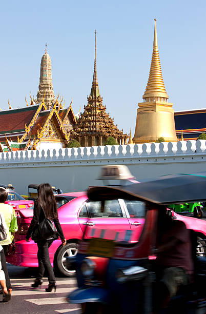grand palace e traffico scena, bangkok, tailandia. - bangkok thailand rickshaw grand palace foto e immagini stock