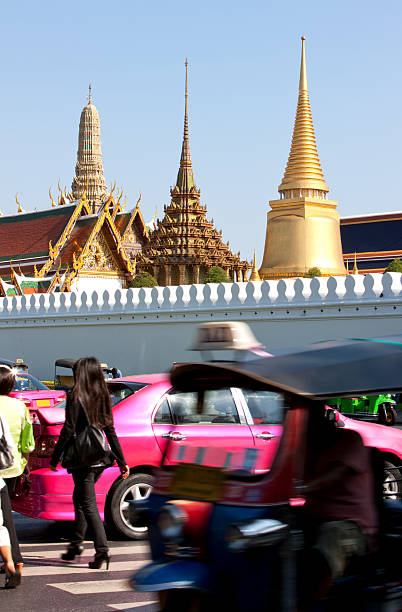 величественный дворец и трафика сцена, бангкок, таиланд. - bangkok thailand rickshaw grand palace стоковые фото и изображения