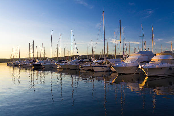 하이헤 at 해질녘까지 - nautical vessel moored yacht harbor 뉴스 사진 이미지