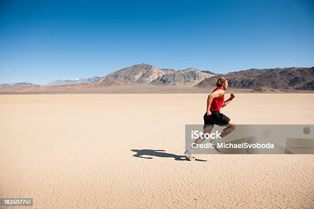 Foto de Runner e mais fotos de stock de Adulto - Adulto, Atividade, Atividade Física