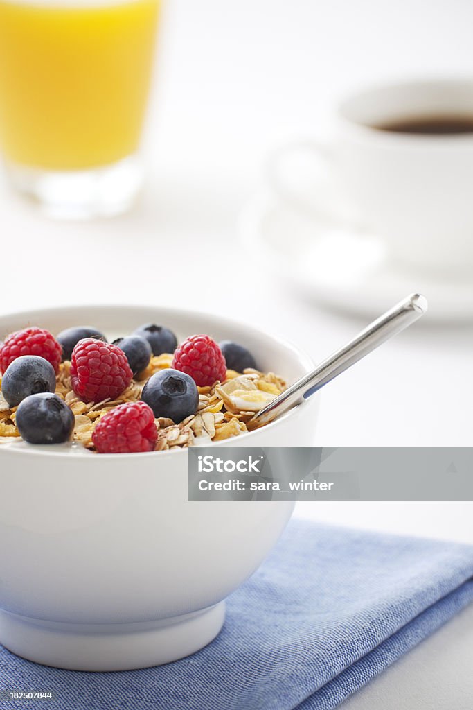 Zdrowe śniadanie z musli, świeże owoce, do kawy i sok pomarańczowy - Zbiór zdjęć royalty-free (Bez ludzi)