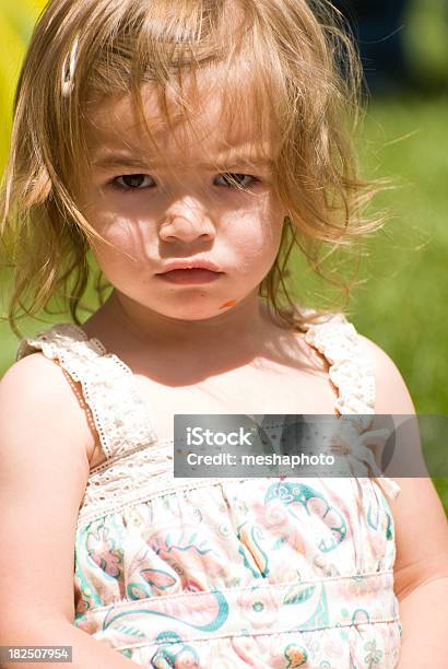 Porträt Von Süßes Kleines Mädchen Stockfoto und mehr Bilder von Blick in die Kamera - Blick in die Kamera, Ein Mädchen allein, Eine Person