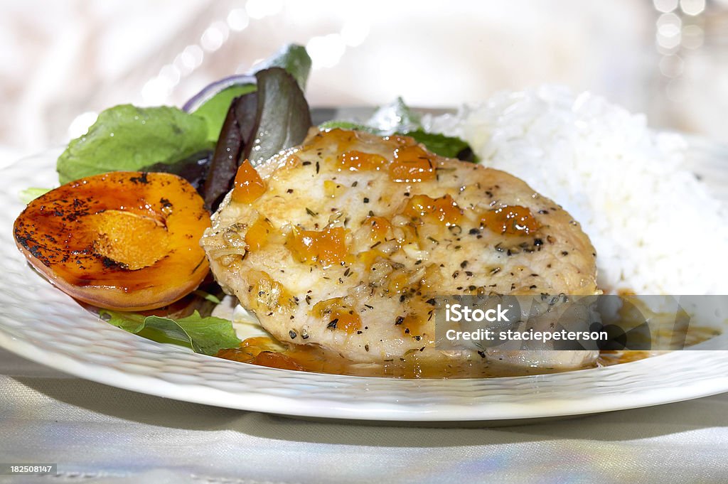 Petto di pollo con riso e albicocche - Foto stock royalty-free di Albicocca