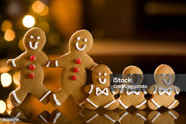 Happy Ingwer Brot Cookiefamilie Stockfoto und mehr Bilder von Baum - Baum, Beleuchtet, Braun