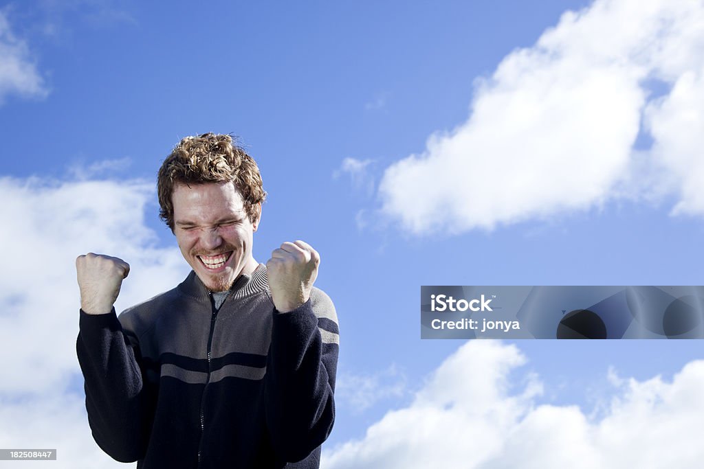 Feliz jovem com os punhos no ar - Foto de stock de 20 Anos royalty-free