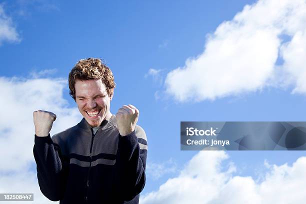 Foto de Feliz Jovem Com Os Punhos No Ar e mais fotos de stock de 20 Anos - 20 Anos, 20-24 Anos, Adulto