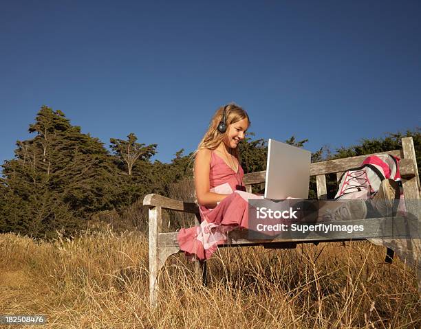 Teen Sorridente No Banco Com Computador Portátil E Auscultadores - Fotografias de stock e mais imagens de Ler