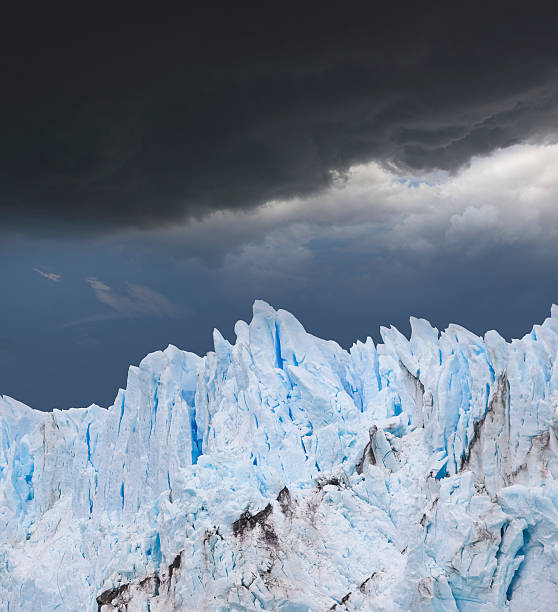 cielo dramático sobre glaciar perito moreno, patagonia, argentina - patagonia ice shelf vertical argentina fotografías e imágenes de stock