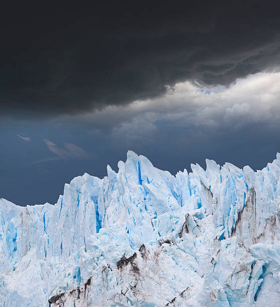 céu dramático sobre o glaciar perito moreno argentina, patagônia - patagonia ice shelf vertical argentina imagens e fotografias de stock