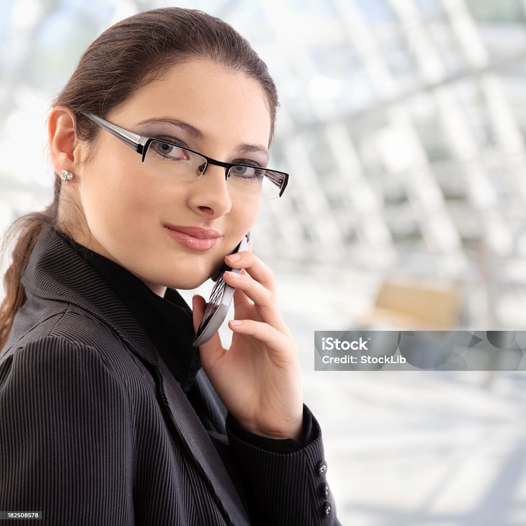 Porträt des jungen Geschäftsfrau am Telefon - Lizenzfrei 20-24 Jahre Stock-Foto