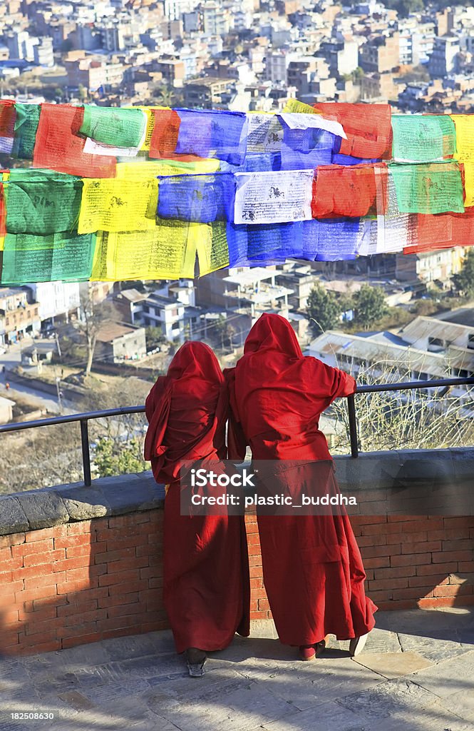 Monges budistas sob tibetian flags - Foto de stock de Bandeira royalty-free