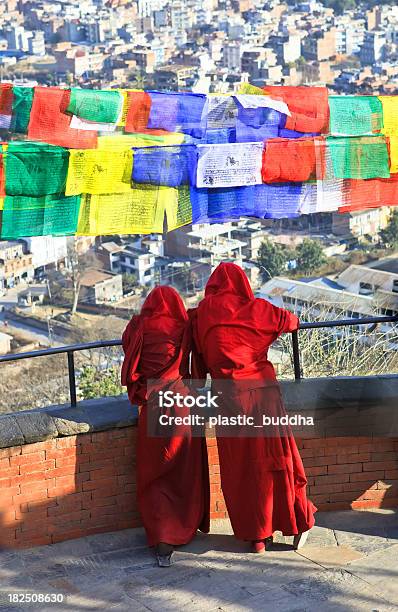 Foto de Monges Budistas Sob Tibetian Flags e mais fotos de stock de Bandeira - Bandeira, Bandeira de Oração, Buda