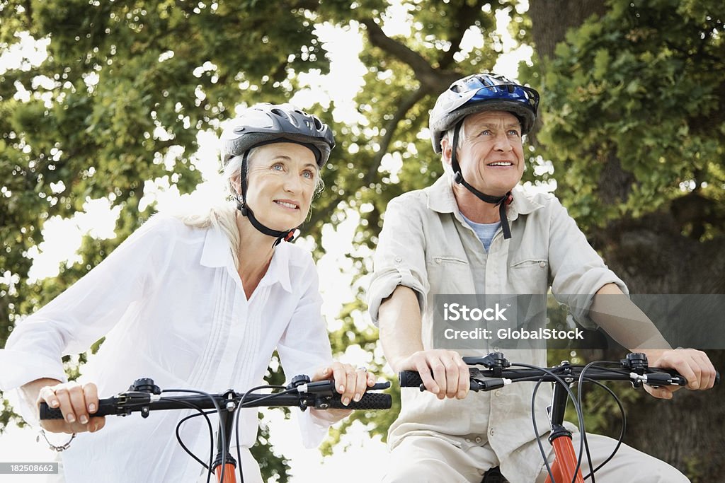Szczęśliwa para razem picie cyklu jazdy - Zbiór zdjęć royalty-free (50-54 lata)