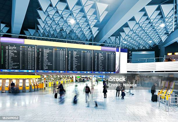 Aeroporto Moderno - Fotografias de stock e mais imagens de Aeroporto - Aeroporto, Tabela de chegadas e saídas, Área de Check-In