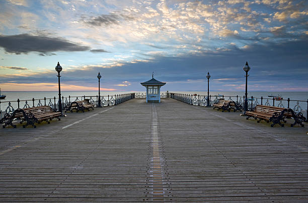 swanage cais em sunrise - swanage imagens e fotografias de stock