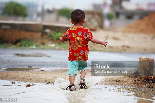 젊은 남자아이 게임하기 프리돔 Rainwater 웅덩이 튀는 2-3 살에 대한 스톡 사진 및 기타 이미지 - 2-3 살, 개념, 건강한 생활방식