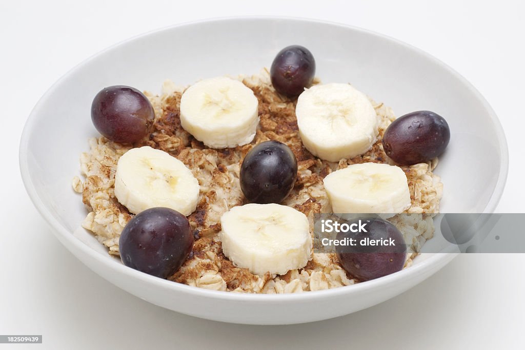 Bol de céréales de flocons d'avoine avec fruit du petit déjeuner - Photo de Aliment libre de droits