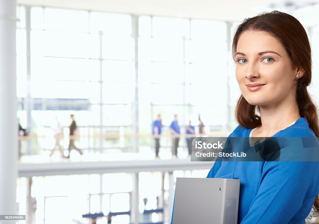 College student girl de la biblioteca en el lobby - Foto de stock de 18-19 años libre de derechos