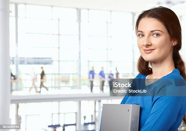 College Student Girl De La Biblioteca En El Lobby Foto de stock y más banco de imágenes de 18-19 años - 18-19 años, Adolescente, Adulto