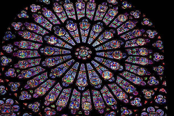 buntglas rose window at notre dame de paris, frankreich - rose window window church built structure stock-fotos und bilder