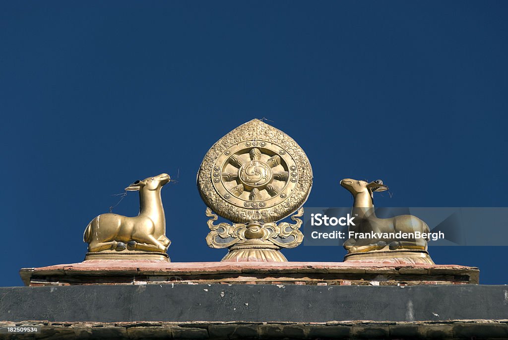 Дхарма» - Стоковые фото Golden Dharma Wheel роялти-фри