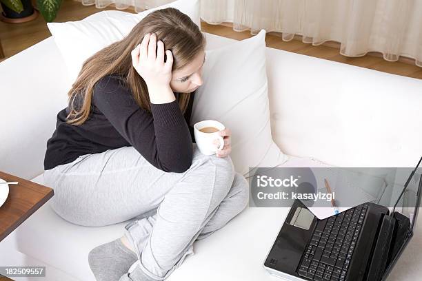 Teen Trabajando En La Computadora Foto de stock y más banco de imágenes de Acogedor - Acogedor, Actividad de fin de semana, Adolescente