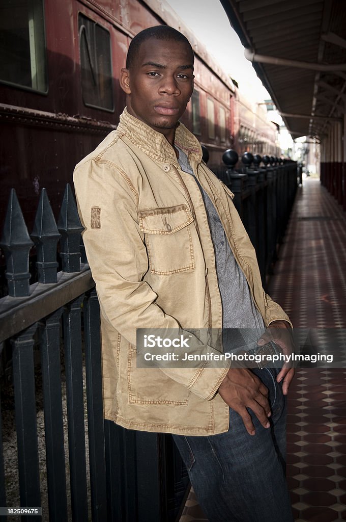 Uomo in una stazione ferroviaria - Foto stock royalty-free di Adulto