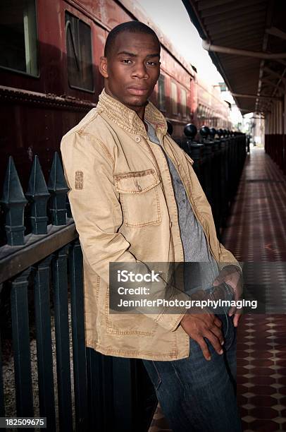 Uomo In Una Stazione Ferroviaria - Fotografie stock e altre immagini di Adulto - Adulto, Afro-americano, Arte del ritratto