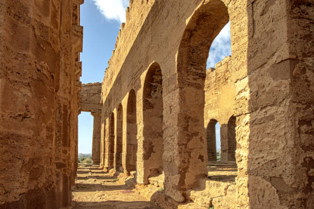 antico tempio greco della concordia nella valle dei templi di agrigento. - ancient past arch natural arch foto e immagini stock
