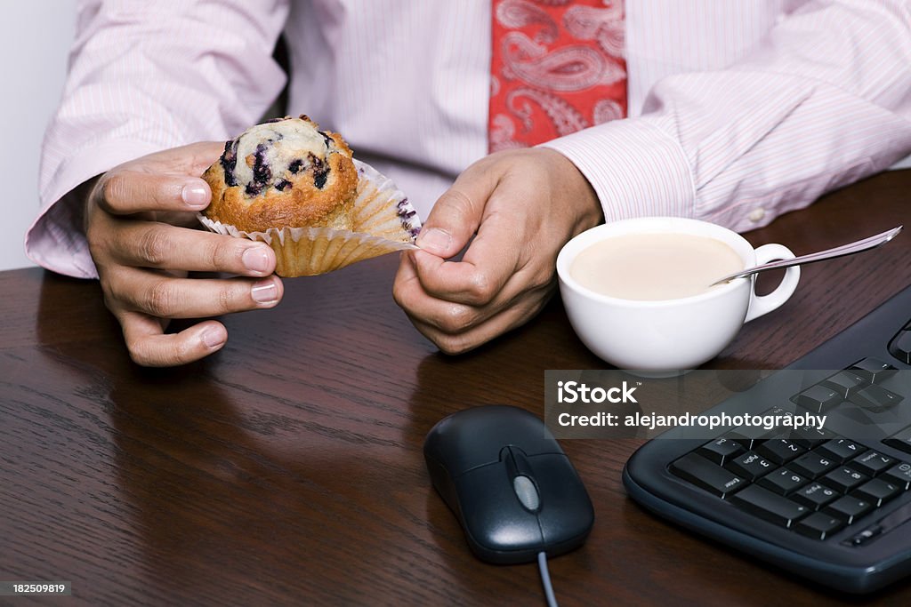 Biznes jedzenie muffin i kawa - Zbiór zdjęć royalty-free (Alkohol - napój)