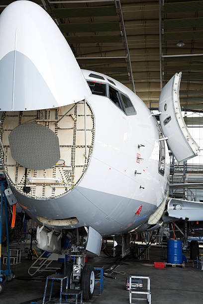 항공기 mintenance 동안 확인, 전면 보기 - aerospace industry production line industry airplane factory 뉴스 사진 이미지