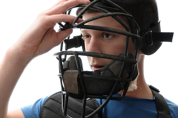 rosto ajusta máscara de basebol - baseball helmet baseball sport adjusting - fotografias e filmes do acervo