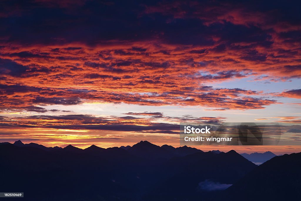 Bruciare cielo sopra il monte hahnenkamm -tirol -austria - Foto stock royalty-free di Ambientazione esterna