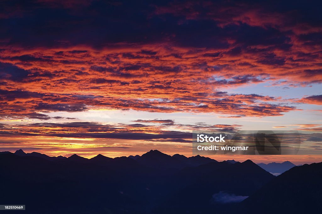 Queimando céu acima do Monte hahnenkamm -tirol -austria - Foto de stock de Cena Rural royalty-free