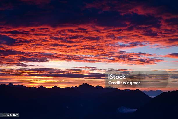 Foto de Queimando Céu Acima Do Monte Hahnenkamm Tirol Austria e mais fotos de stock de Cena Rural