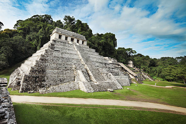 palenque rovine-tempio delle iscrizioni - mayan temple old ruin ancient foto e immagini stock