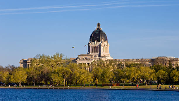 regina, saskatchewan, kanada - wascana lake stock-fotos und bilder