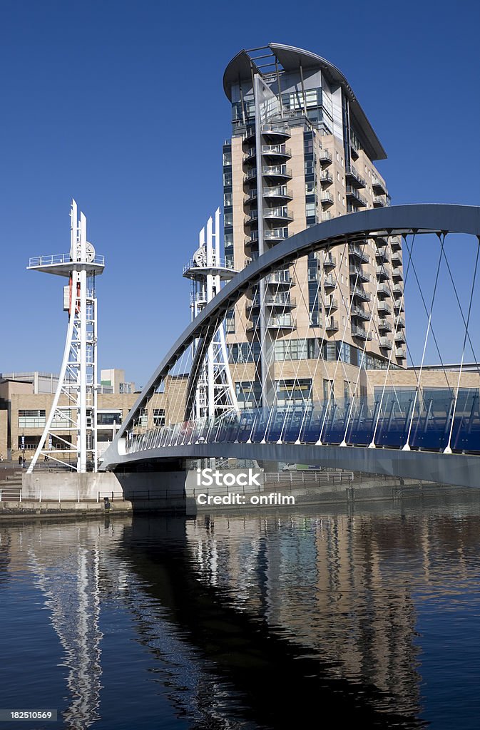 Moderne Fußgängerbrücke und apartments, die sich - Lizenzfrei Anlegestelle Stock-Foto