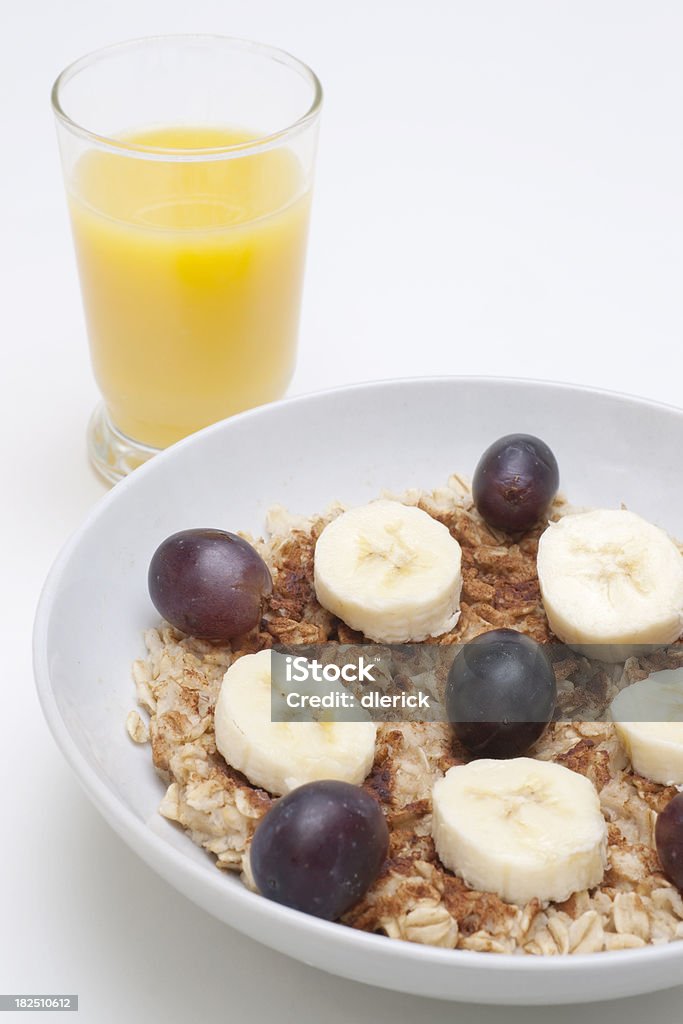 Ciotola di farina d'avena con frutta, cereali da colazione - Foto stock royalty-free di Bicchiere