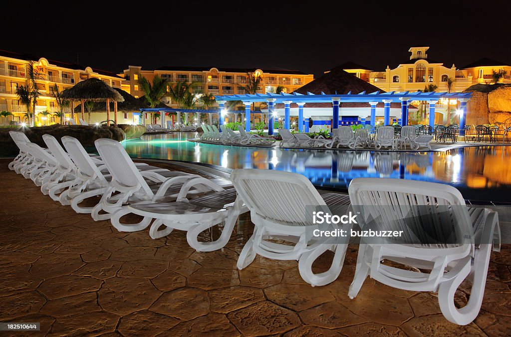 Hotel resort ao lado da piscina com bar à noite - Royalty-free Exterior de edifício Foto de stock
