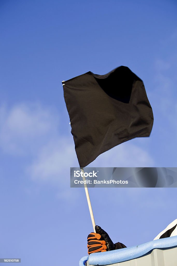 Noir Auto Drapeau de course contre un ciel bleu - Photo de Ciel libre de droits