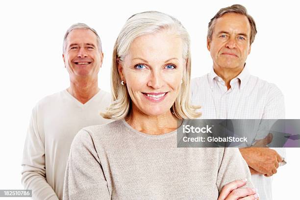 Sonriente Mujer Senior Y Hombre De Pie Juntos Contra Blanco Foto de stock y más banco de imágenes de 50-59 años