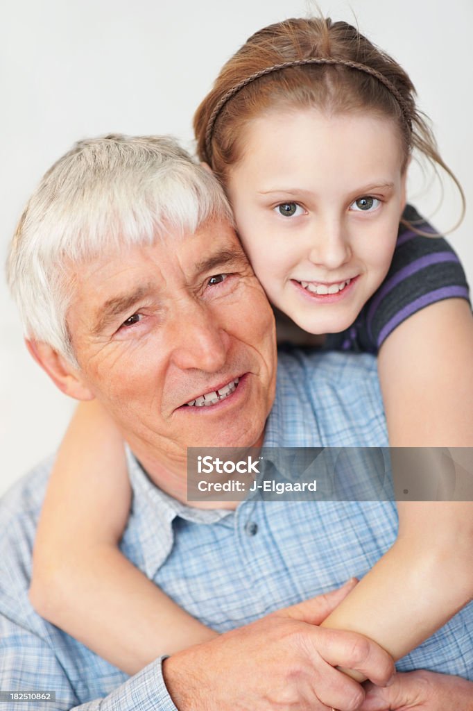 Маленькая девочка фигуру ее Дедушка из-за - Стоковые фото 10-11 лет роялти-фри