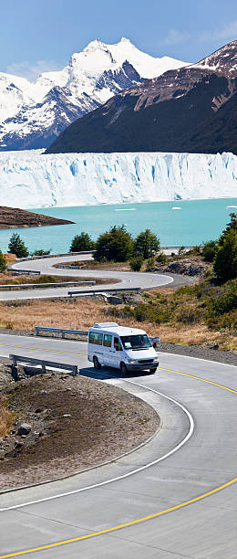 cielo azul con mini van en la patagonia, argentina - patagonia ice shelf vertical argentina fotografías e imágenes de stock