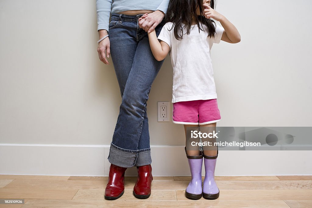 Маленькая девочка и мать - Стоковые фото Абстрактный роялти-фри